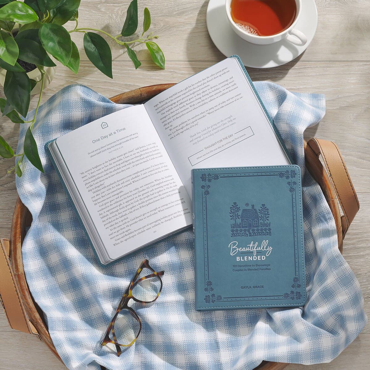 Beautifully Blended Blue Faux Leather Daily Devotional for Couples, picture 5