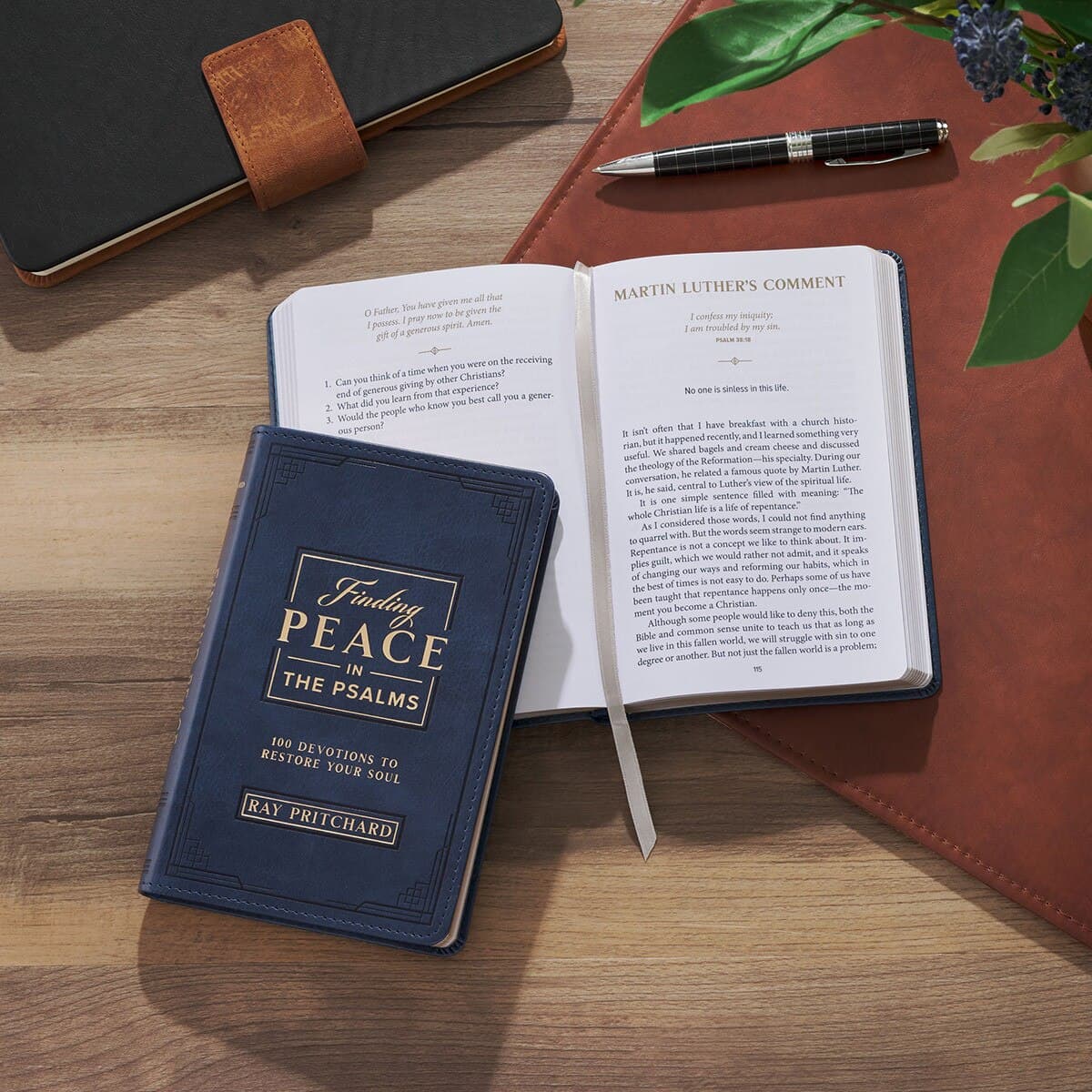 Finding Peace in the Psalms Navy Blue Faux Leather Daily Devotional, picture 4