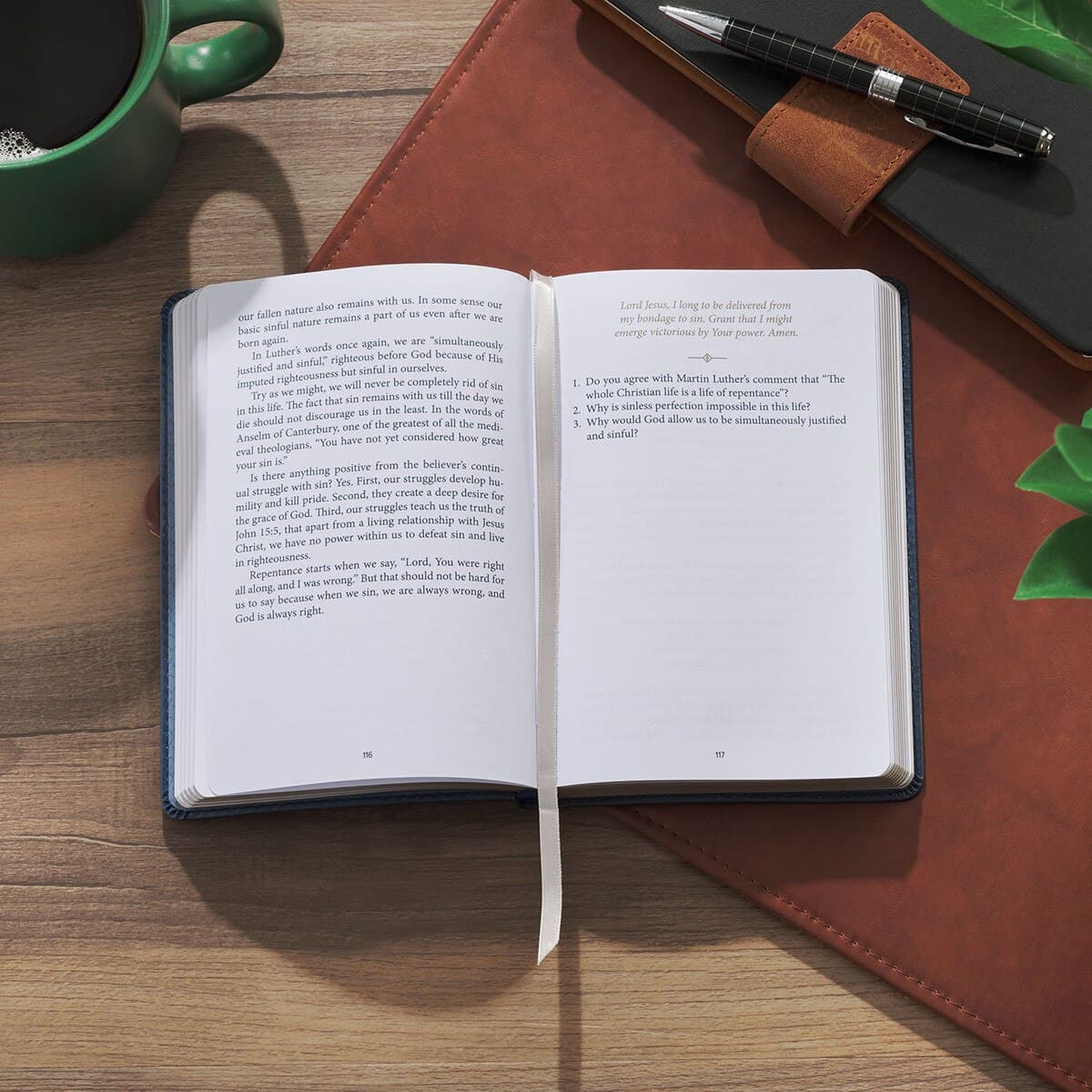 Finding Peace in the Psalms Navy Blue Faux Leather Daily Devotional, picture 5