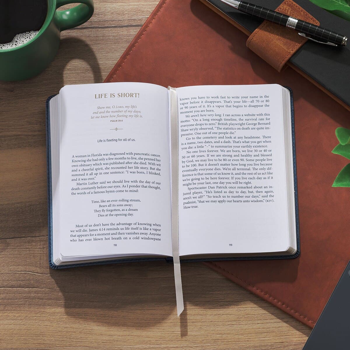 Finding Peace in the Psalms Navy Blue Faux Leather Daily Devotional, picture 6